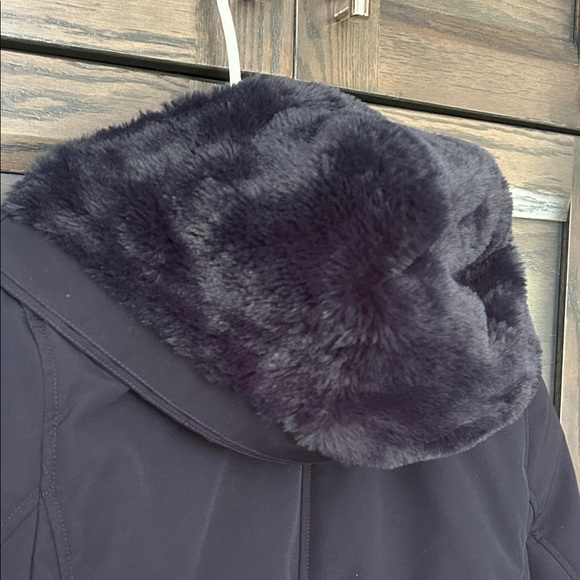Uniqlo Navy Long Puffer Coat with Plush Detachable Hood - Picture 7 of 12